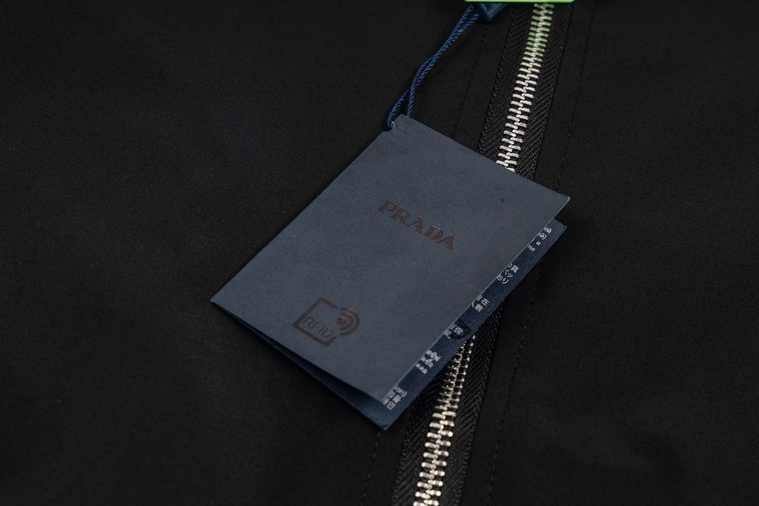 【PRADA  公式旗艦店】プラダ  ジャケット着 好評に付き再入荷 240827
