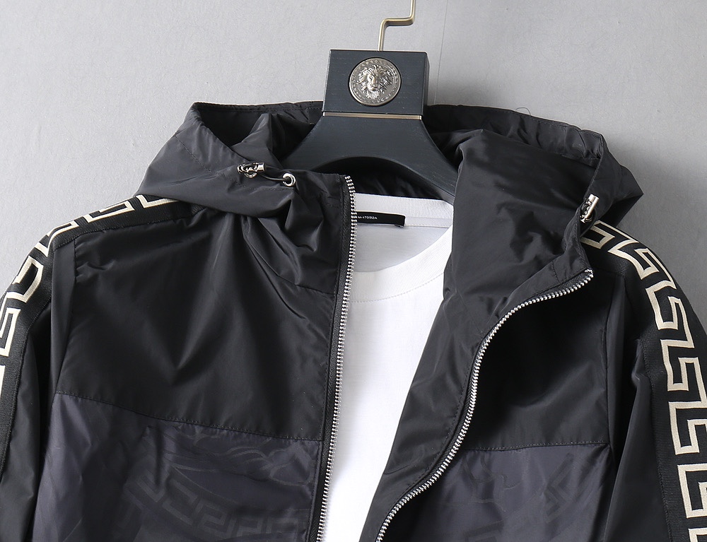 【VERSACE   公式旗艦店】ヴェルサーチ   ジャケット着 ご好評に付き再入荷！241022