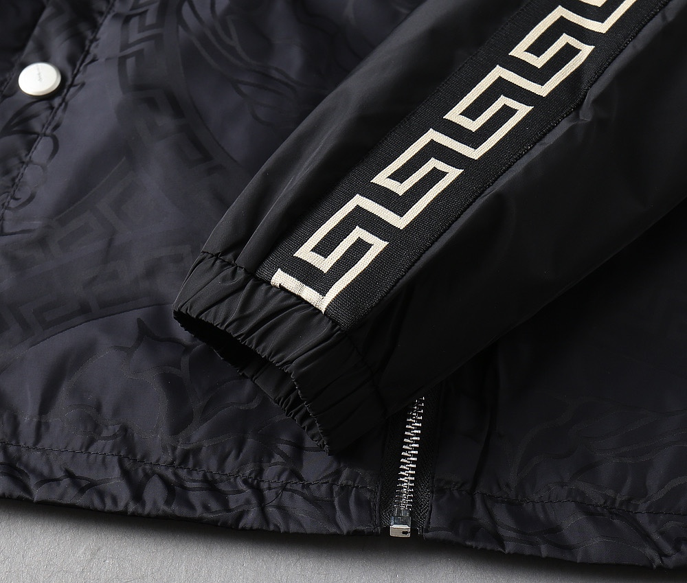 【VERSACE   公式旗艦店】ヴェルサーチ   ジャケット着 ご好評に付き再入荷！241022