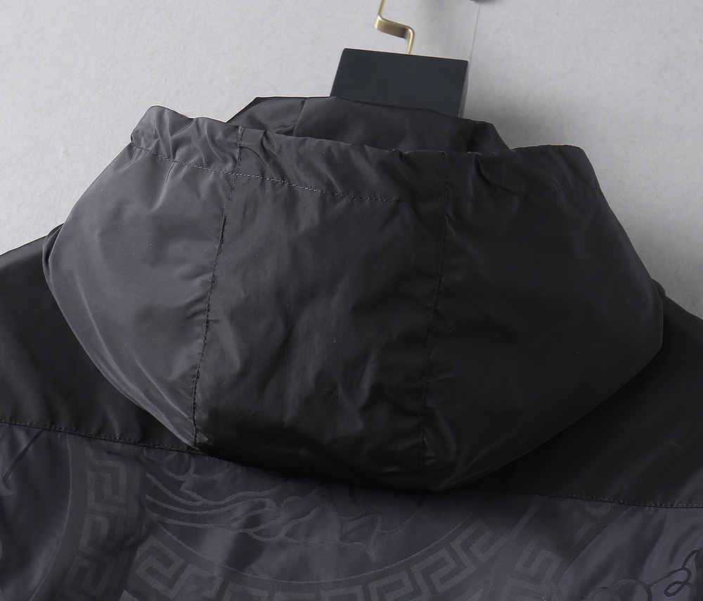 【VERSACE   公式旗艦店】ヴェルサーチ   ジャケット着 ご好評に付き再入荷！241022