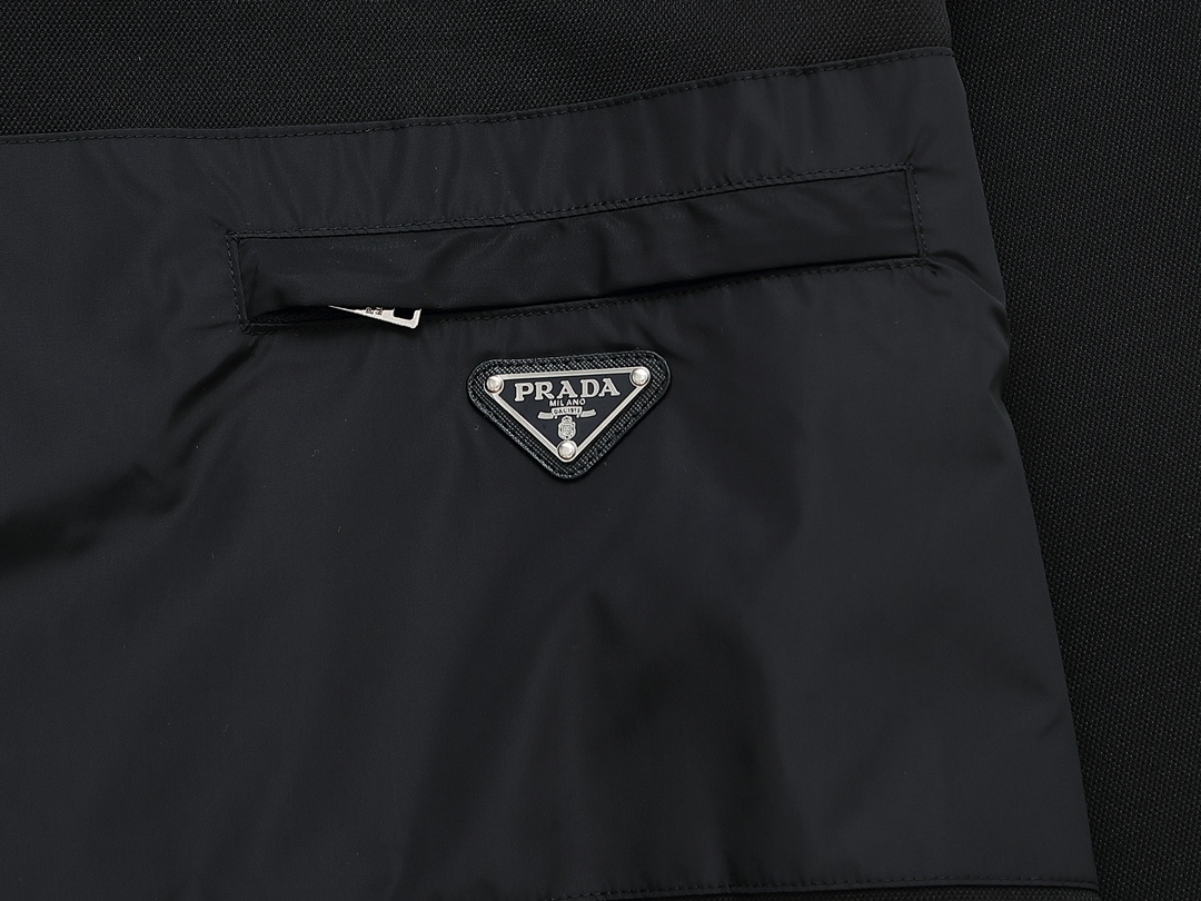 【PRADA 公式旗艦店】プラダ  丸首の衛衣 スウェットご好評に付き再入荷 240925