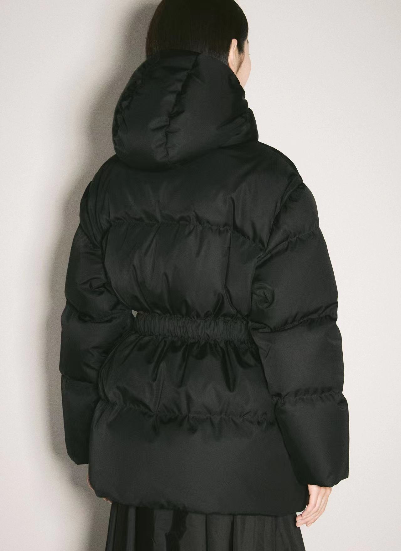 【PRADA  公式旗艦店】プラダ   ダウンジャケット ご好評に付き再入荷！241022