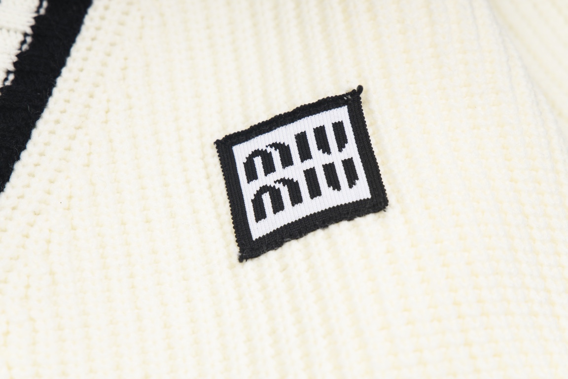 【Miumiu   公式旗艦店】ミュウミュウ   セーター好評に付き再入荷！ 241030