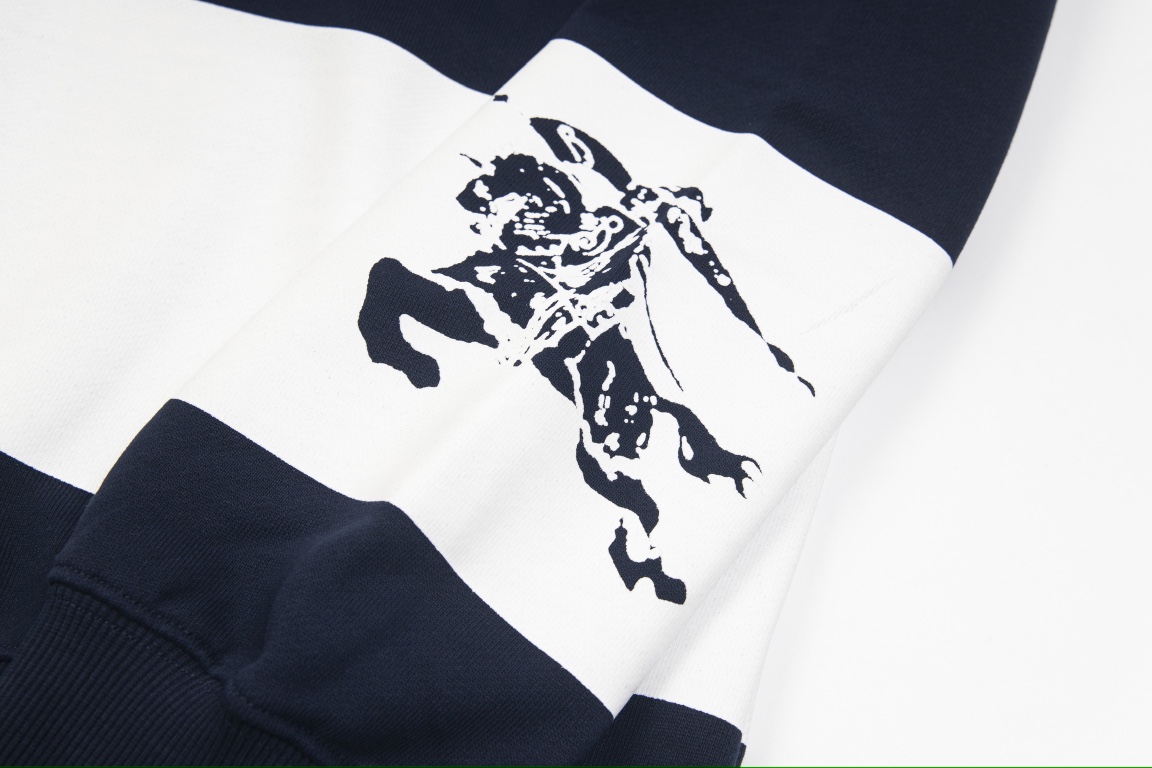 【BURBERRY   公式旗艦店】バーバリー   丸首の衛衣 スウェットご好評に付き再入荷 241025