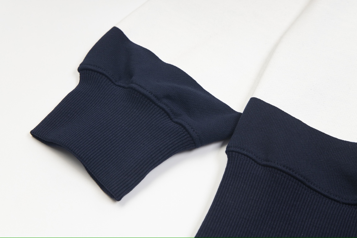 【BURBERRY   公式旗艦店】バーバリー   丸首の衛衣 スウェットご好評に付き再入荷 241025