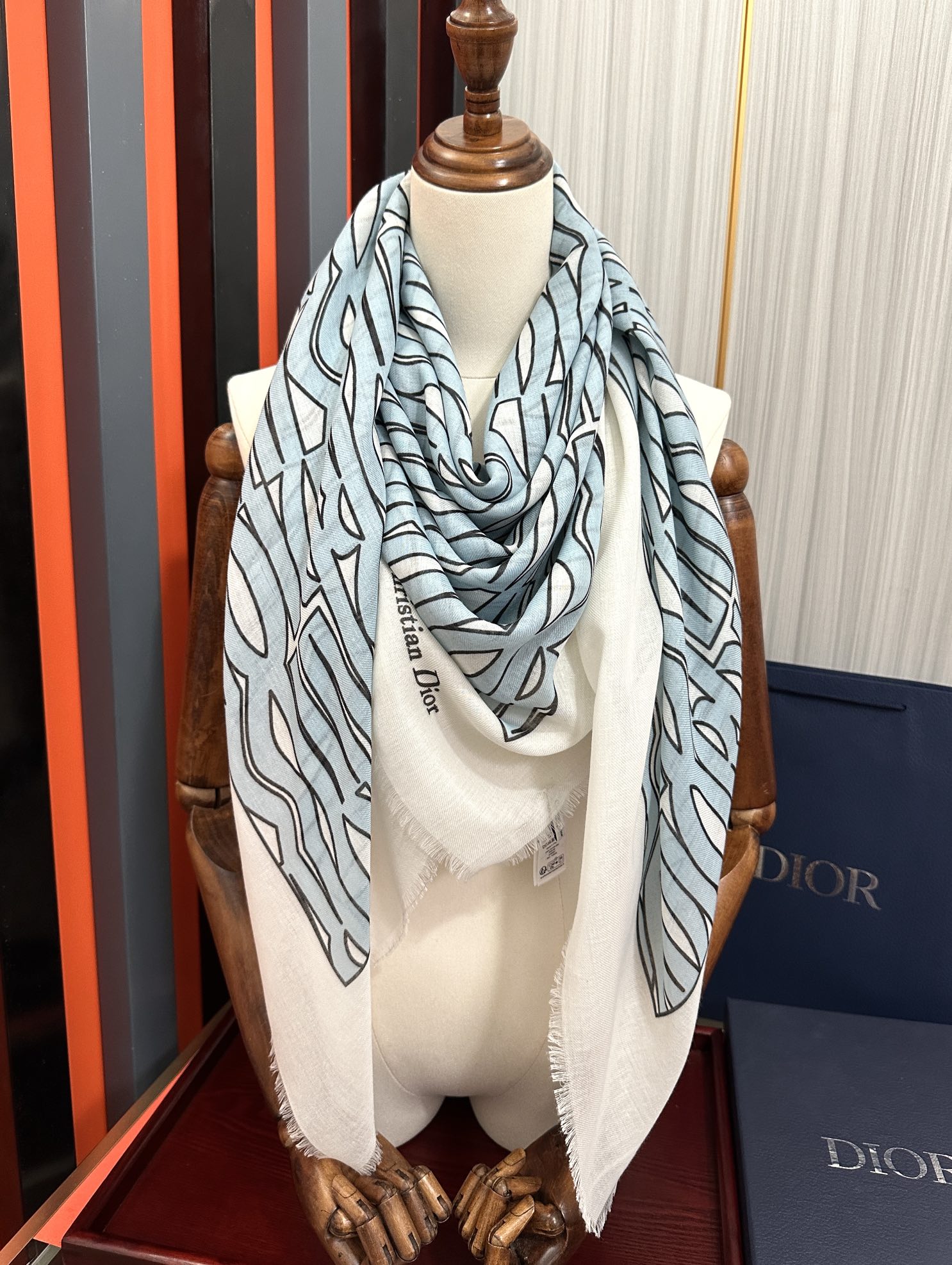 【DIOR  ディオール 】スカーフ  140*140cm  241108