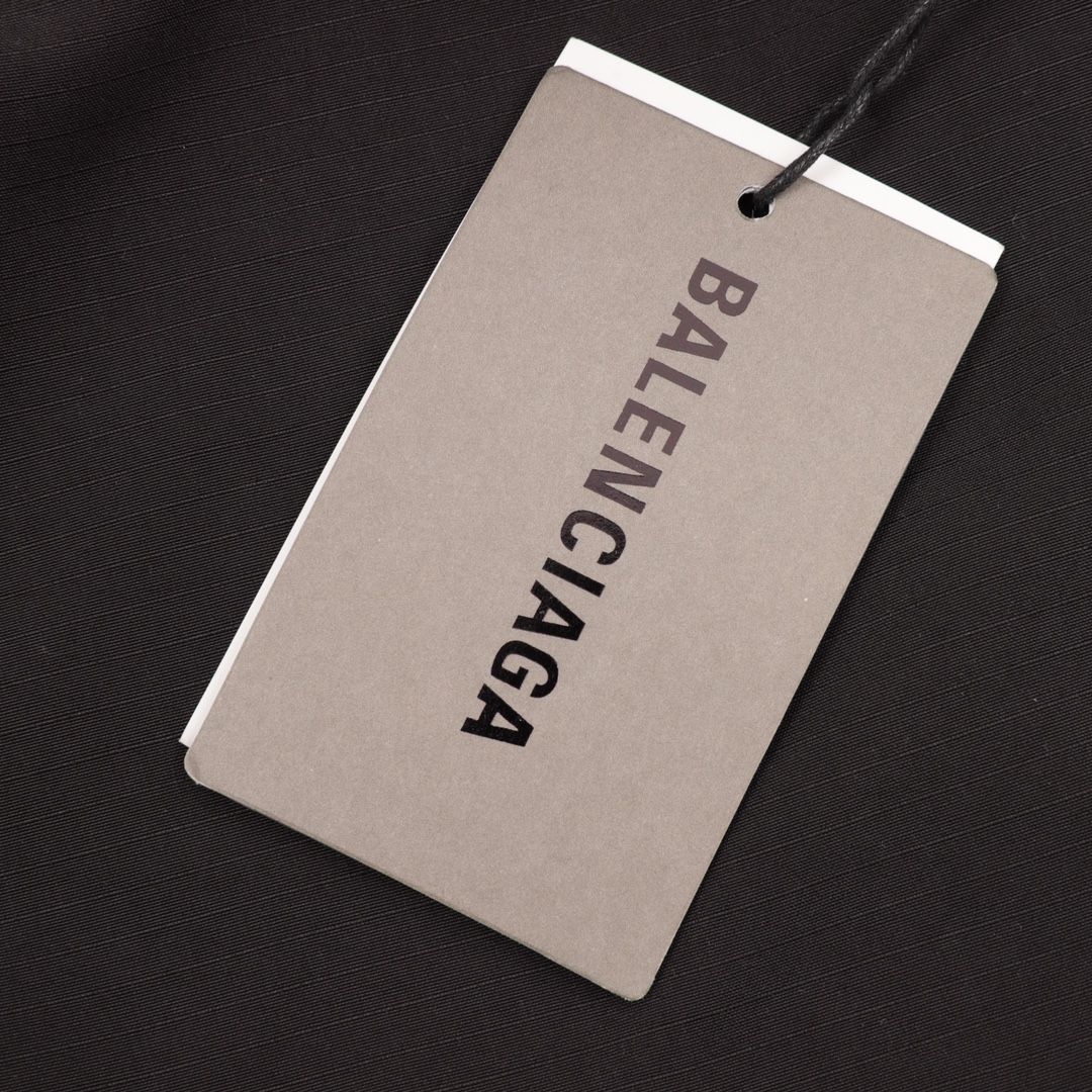 【BALENCIAGA  公式旗艦店】バレンシアガ   ジャケット着 好評に付き再入荷！241111