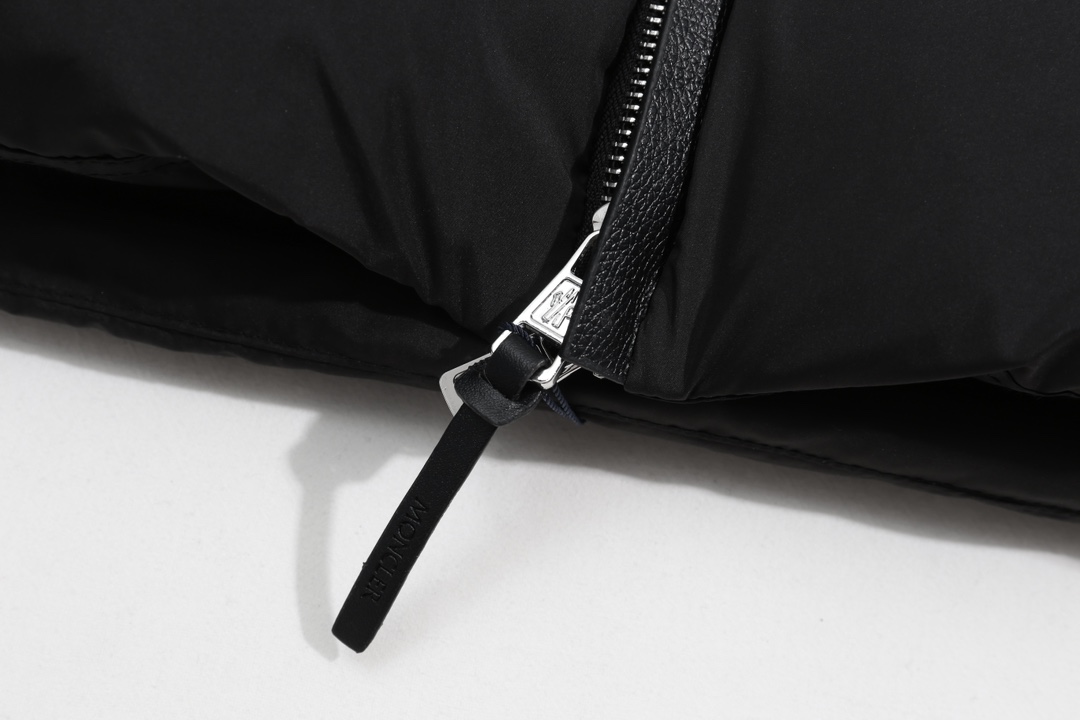 【MONCLER 公式旗艦店】モンクレール  ダウンジャケット好評に付き再入荷！ 241026