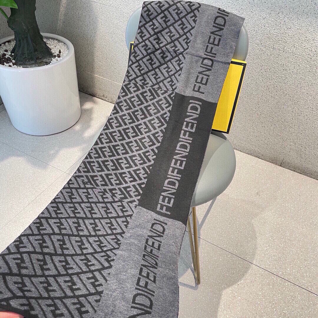 【FENDI  フェンディ】スカーフ180*32CM   241109