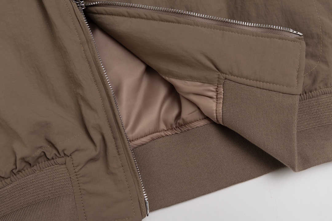 【DIOR  公式旗艦店】ディオール  ジャケット着 ご好評に付き再入荷！241021