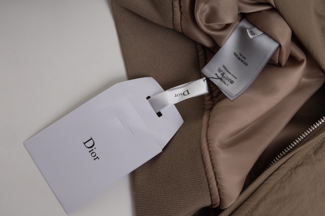 【DIOR  公式旗艦店】ディオール  ジャケット着 ご好評に付き再入荷！241021