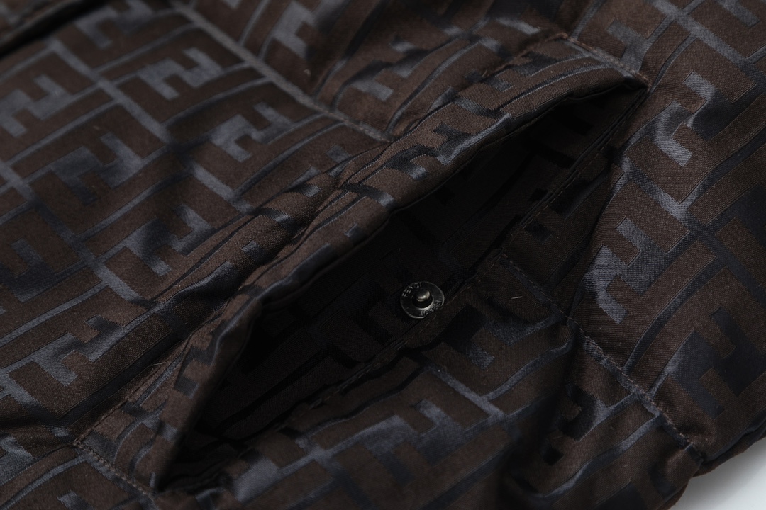 FENDI（フェンディ） ダウンジャケット  241112