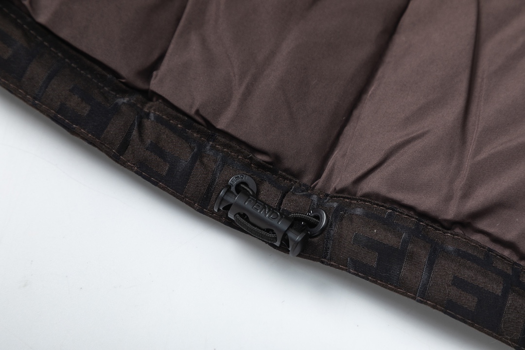 FENDI（フェンディ） ダウンジャケット  241112