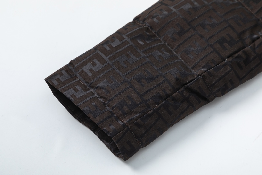 FENDI（フェンディ） ダウンジャケット  241112