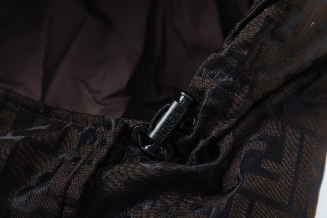 FENDI（フェンディ） ダウンジャケット  241112