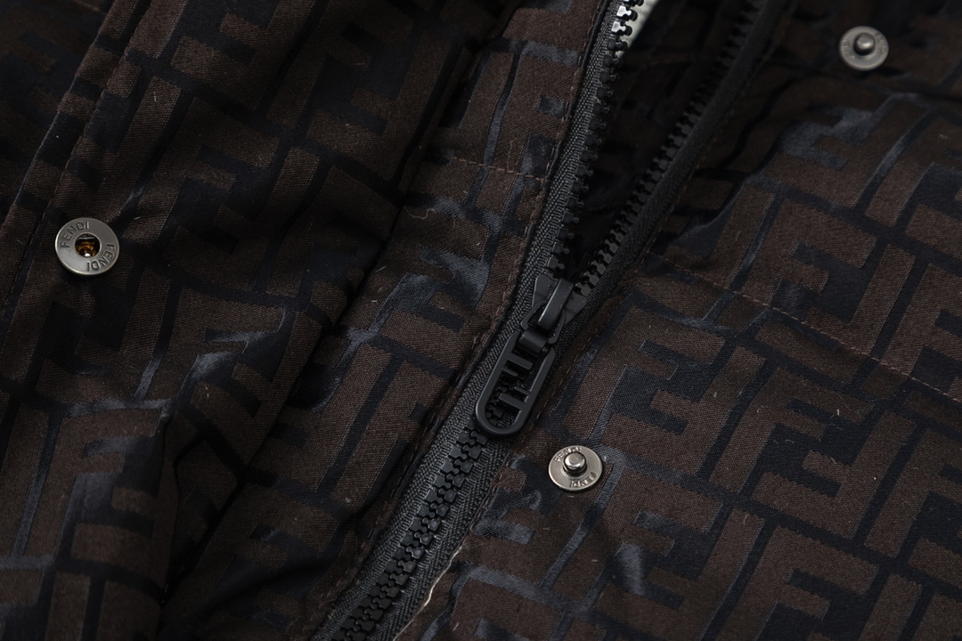 FENDI（フェンディ） ダウンジャケット  241112