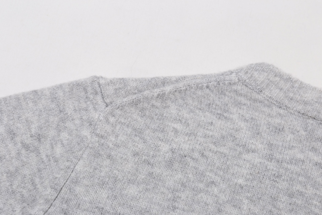 【DIOR 公式旗艦店】ディオール  セーター好評に付き再入荷！ 241031