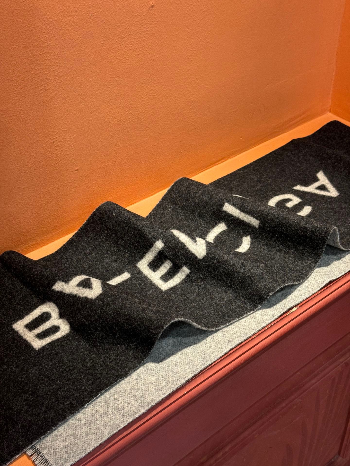 【BALENCIAGA   バレンシアガ】スカーフ34*200CM  241109