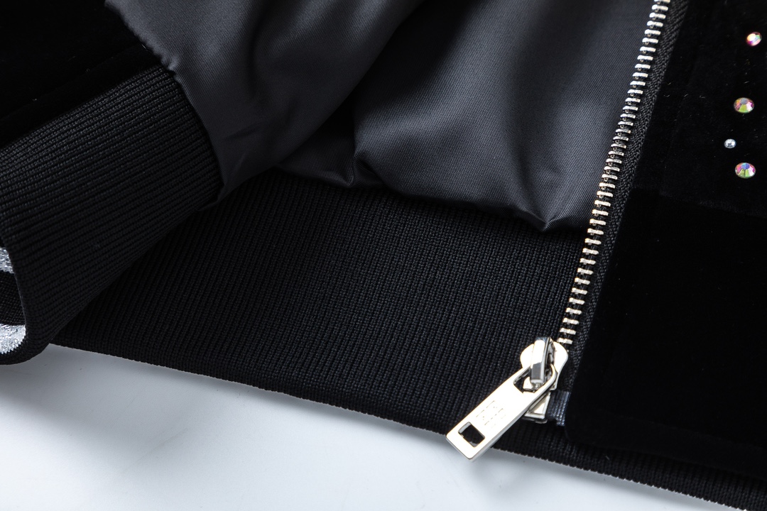 【GIVENCHY  公式旗艦店】ジバンシー   ジャケット着 好評に付き再入荷！241028