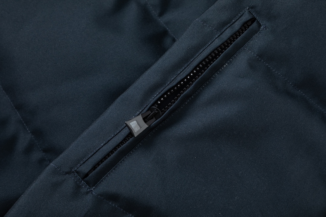 【DIOR  公式旗艦店】ディオール  ダウンベスト  ご好評に付き再入荷！ 241112