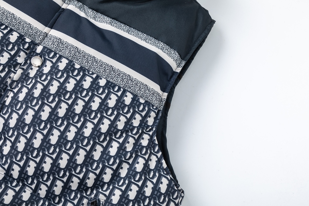 【DIOR  公式旗艦店】ディオール  ダウンベスト  ご好評に付き再入荷！ 241112