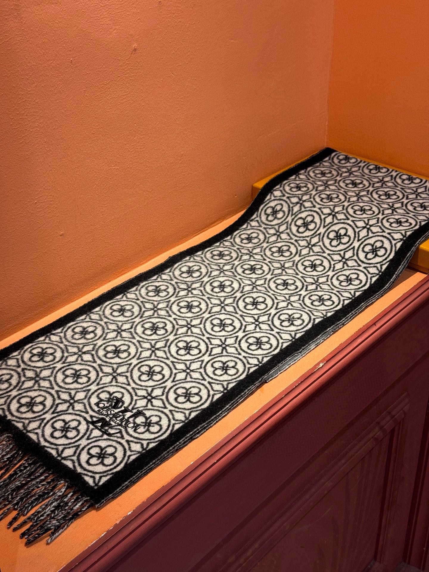 【LV LOUIS VUITTON ルイ·ヴィトン】 スカーフ 30*180cm