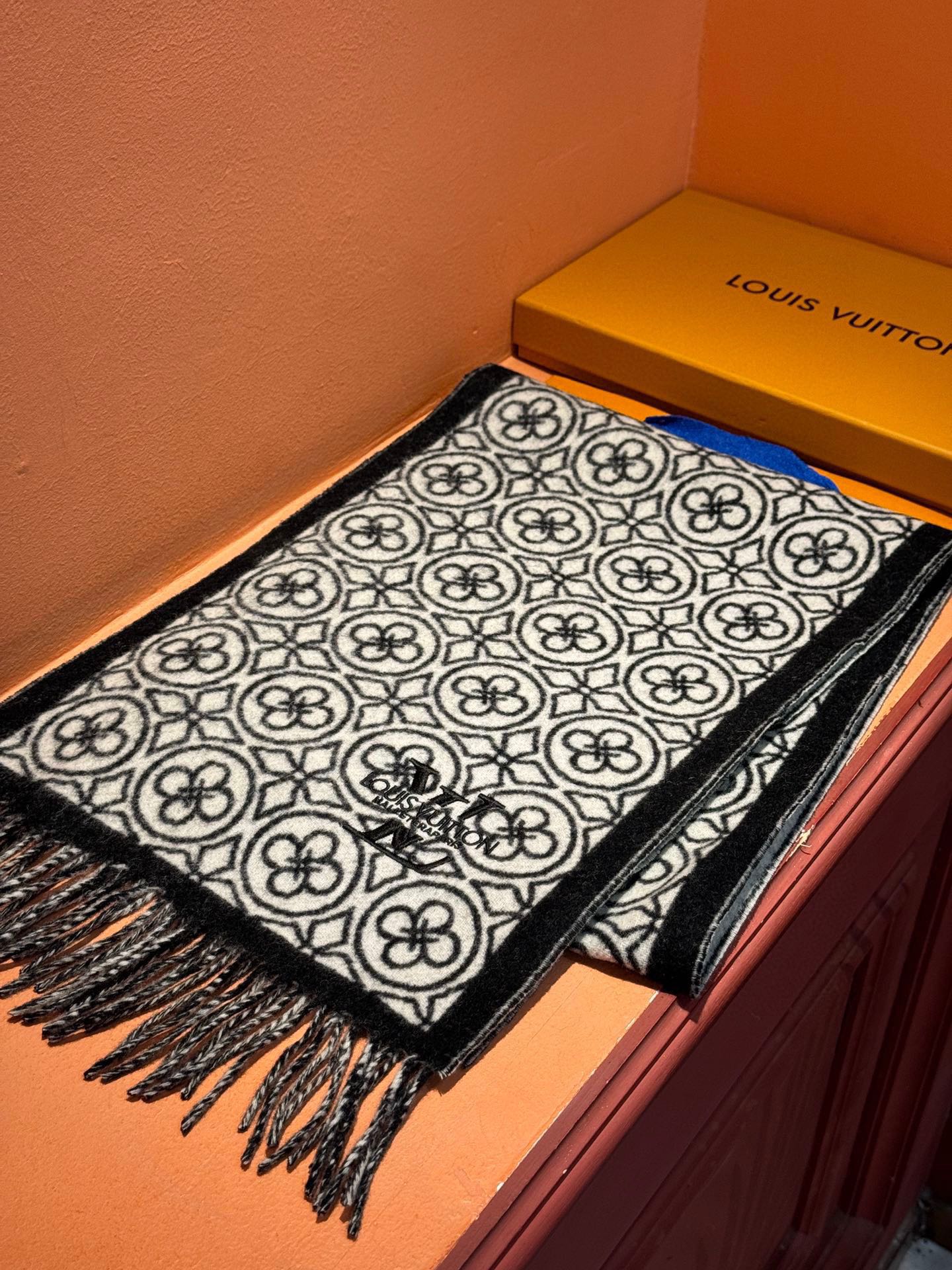 【LV LOUIS VUITTON ルイ·ヴィトン】 スカーフ 30*180cm