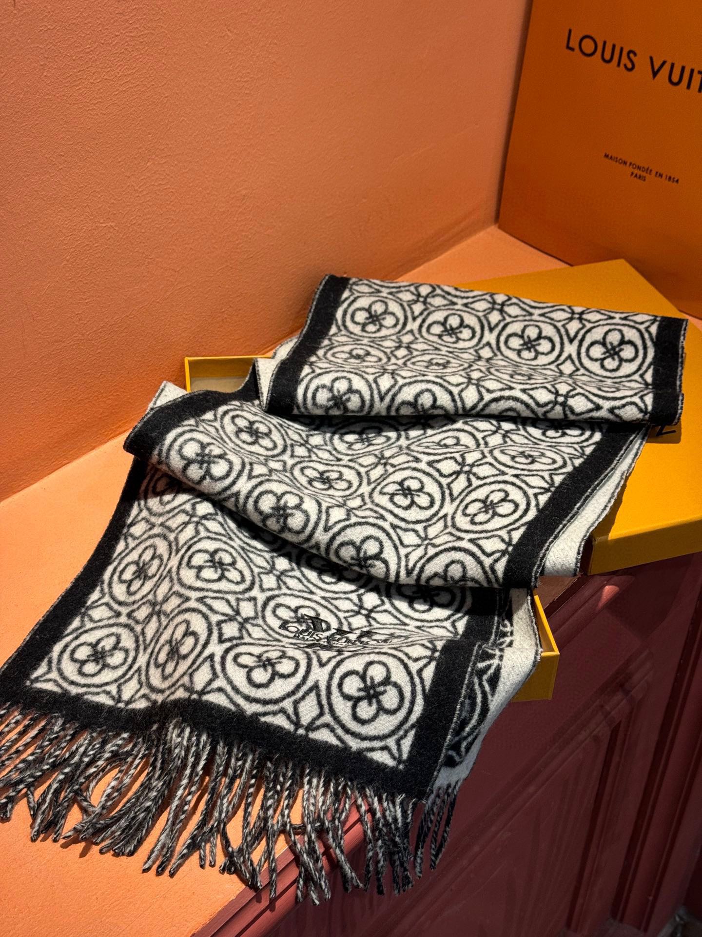 【LV LOUIS VUITTON ルイ·ヴィトン】 スカーフ 30*180cm