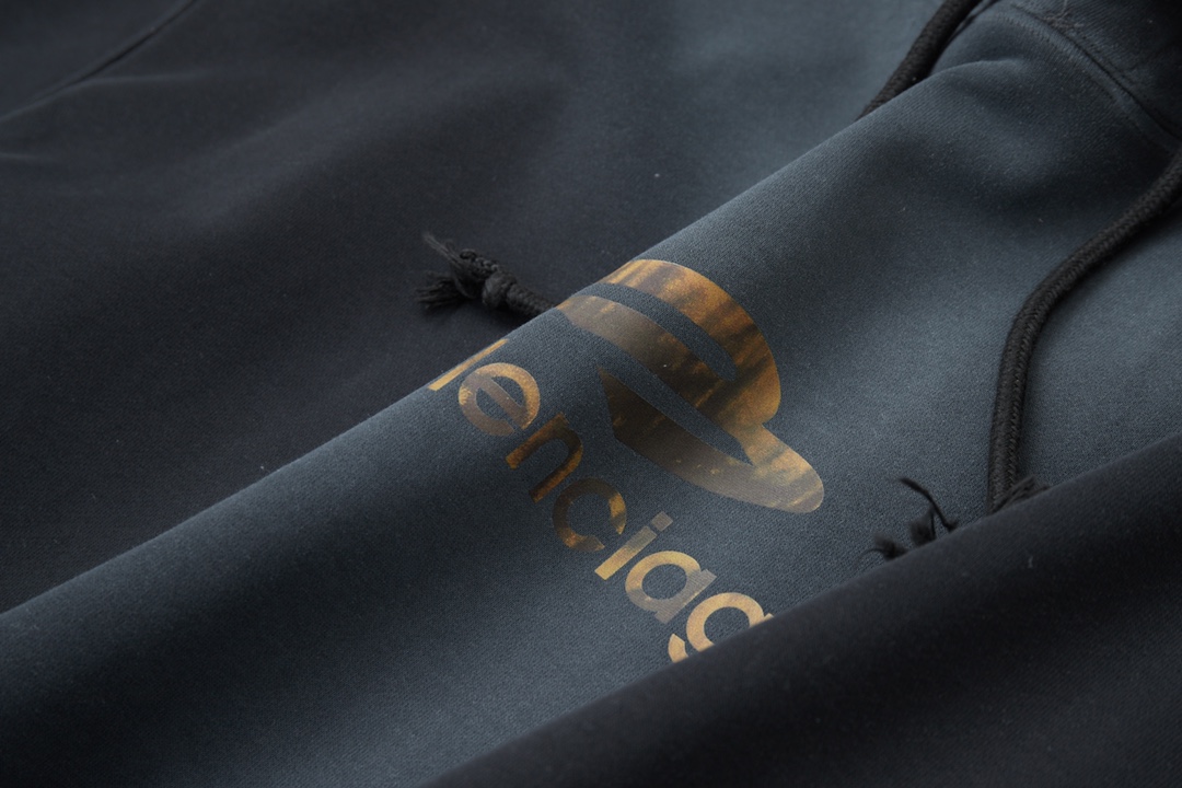 【BALENCIAGA 公式旗艦店】バレンシアガ  パーカー スウェット ご好評に付き再入荷！241120