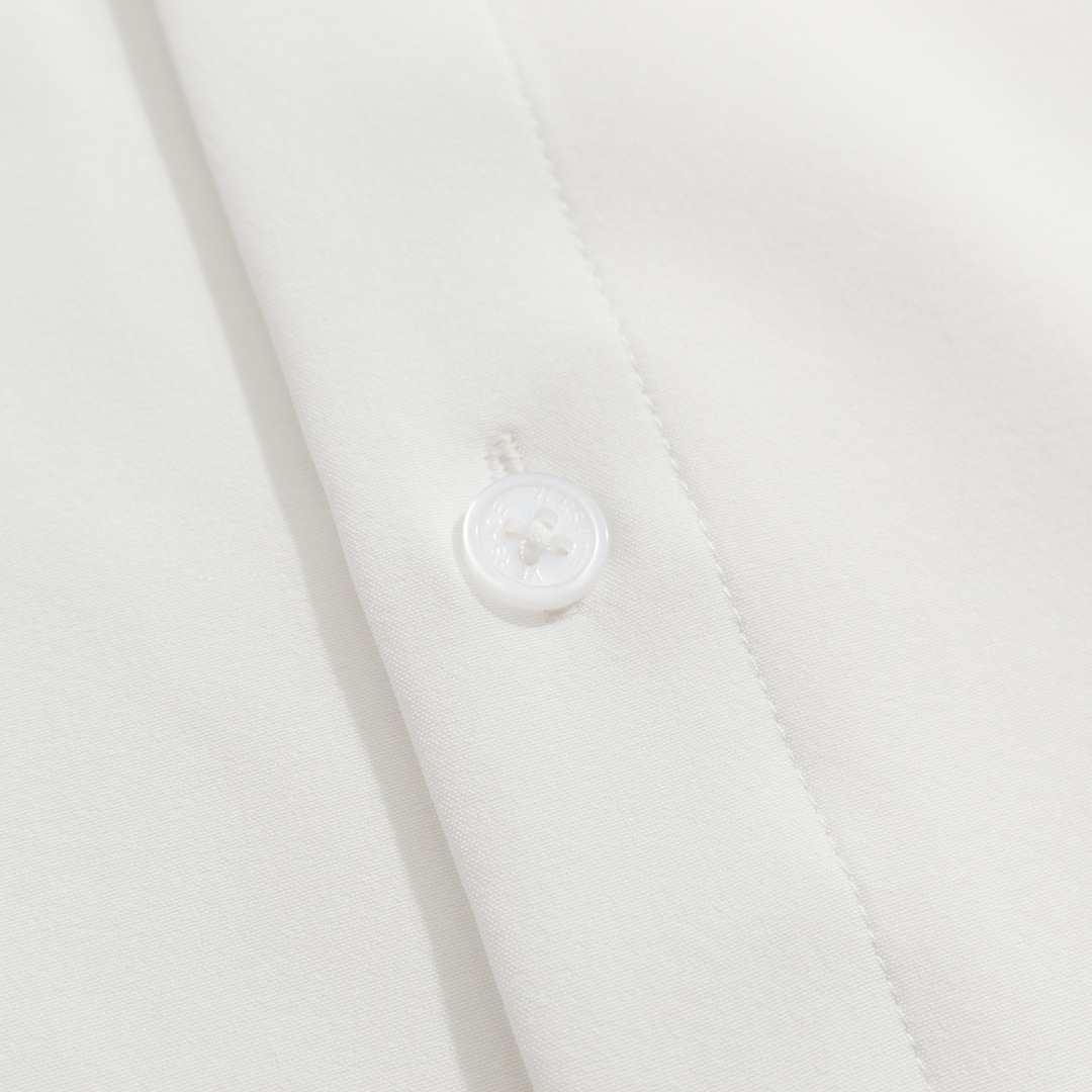 【VERSACE 公式旗艦店】ヴェルサーチ  シャツ  ご好評に付き再入荷！