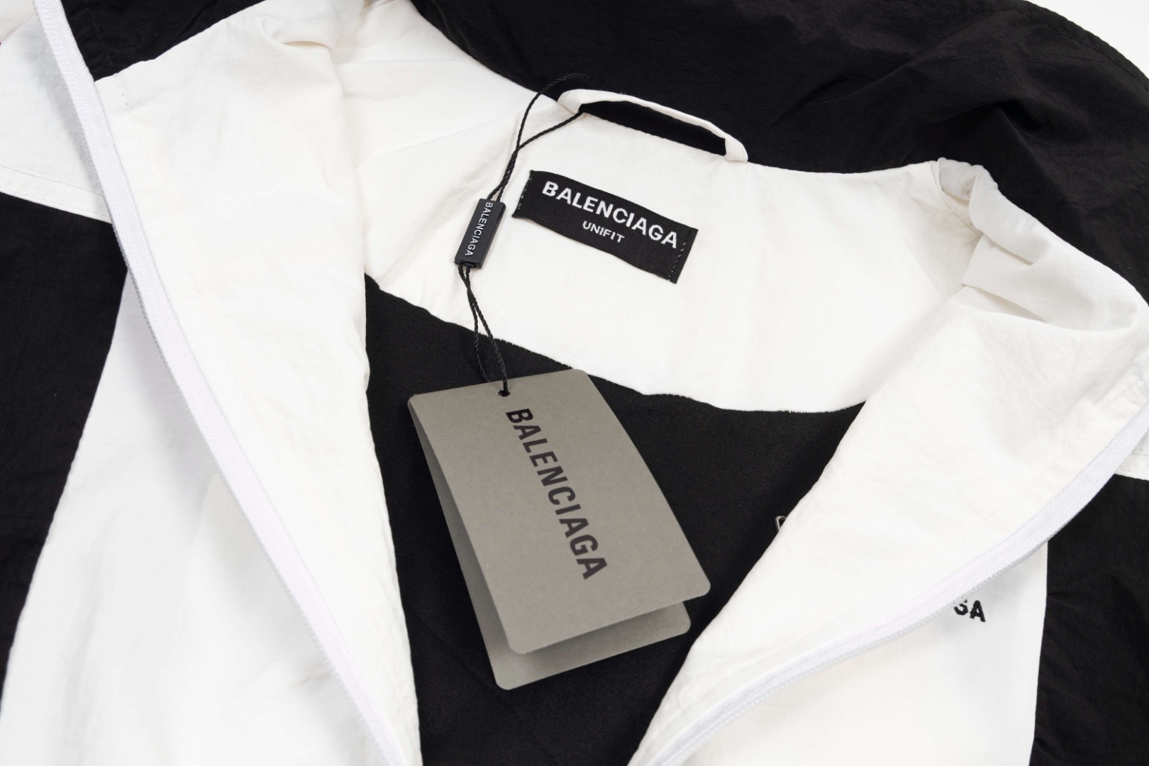 【BALENCIAGA 公式旗艦店】 バレンシアガ  ジャケット着 好評に付き再入荷 240826