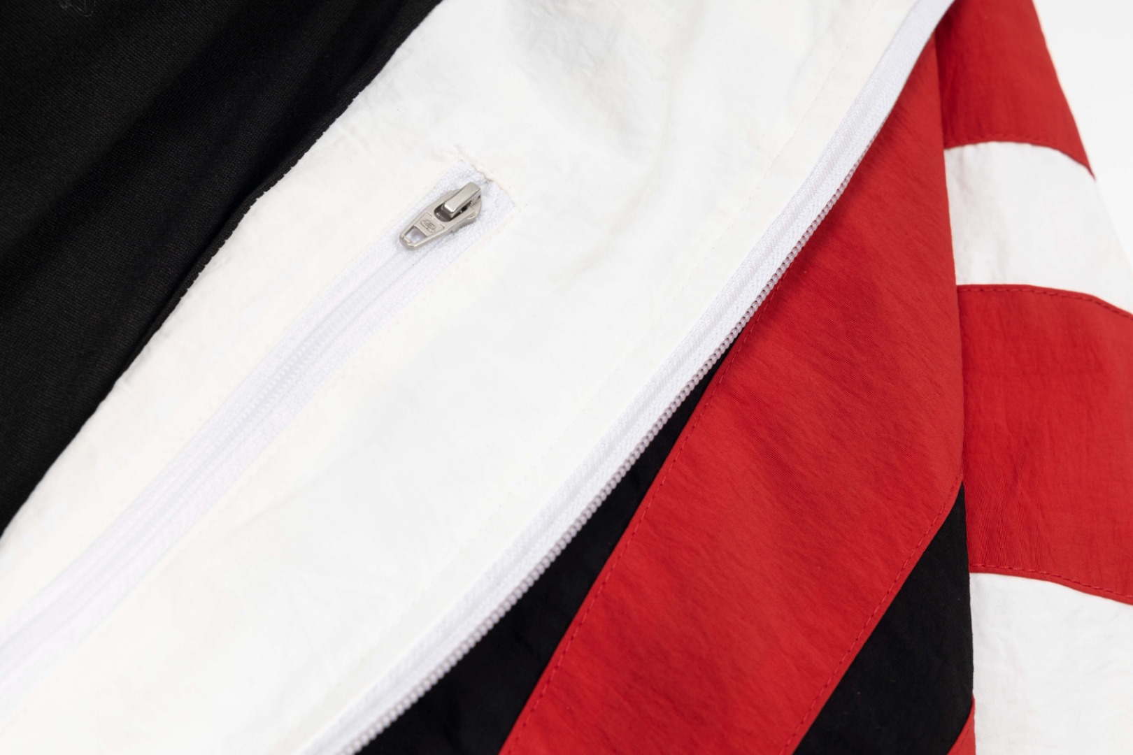 【BALENCIAGA 公式旗艦店】 バレンシアガ  ジャケット着 好評に付き再入荷 240826