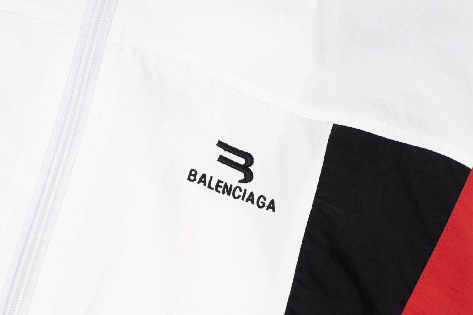 【BALENCIAGA 公式旗艦店】 バレンシアガ  ジャケット着 好評に付き再入荷 240826