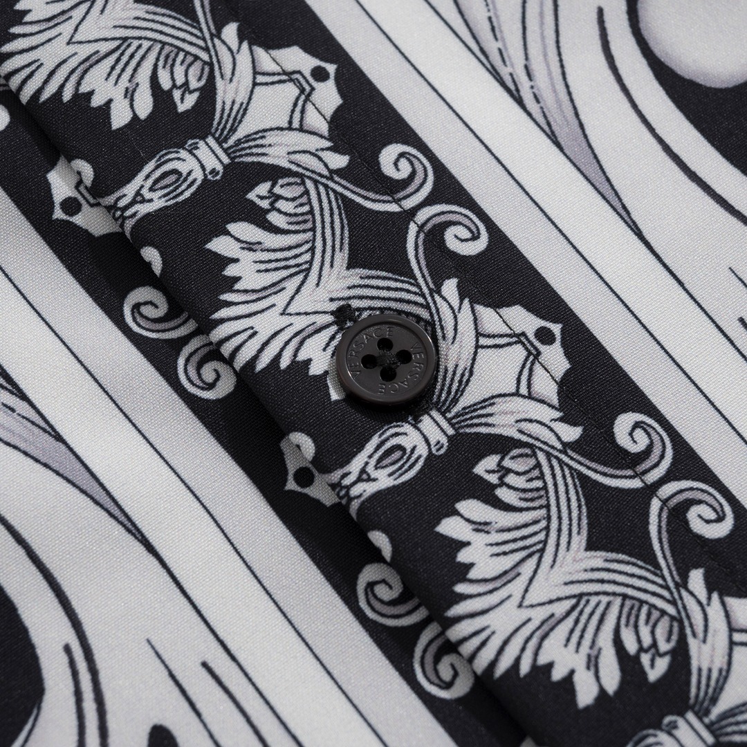 【VERSACE 公式旗艦店】ヴェルサーチ  シャツ  ご好評に付き再入荷  240831