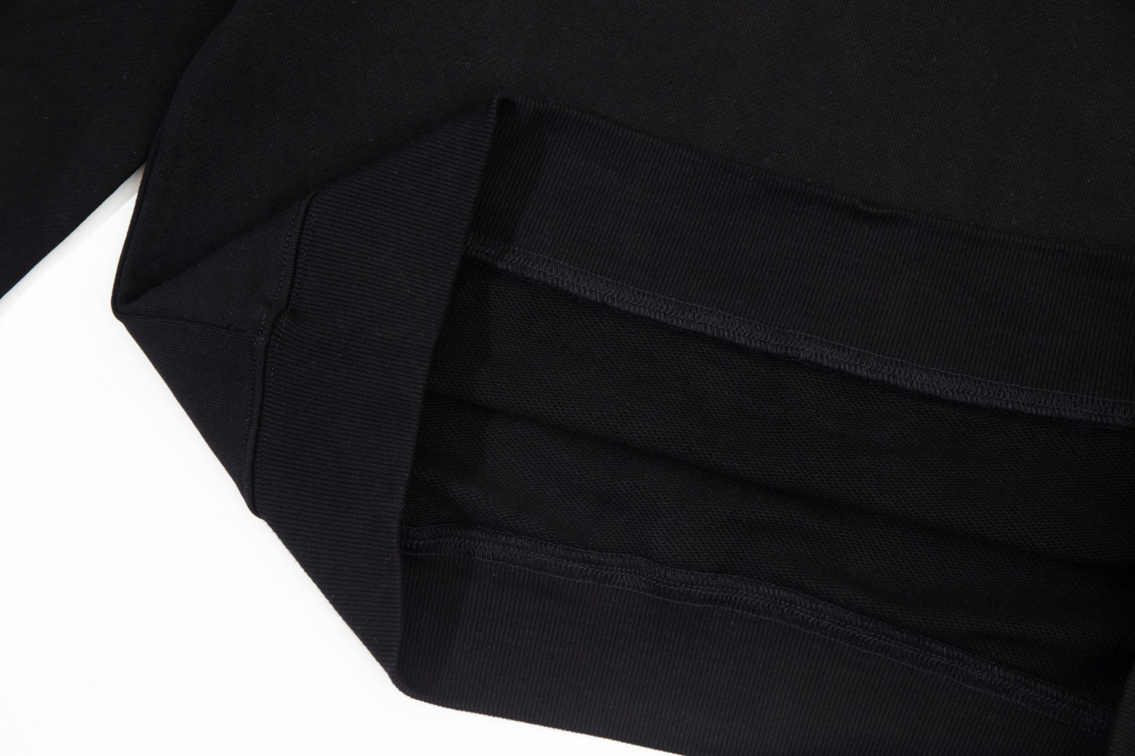 【GUCCI  公式旗艦店】グッチ 丸首の衛衣 スウェットご好評に付き再入荷 240811