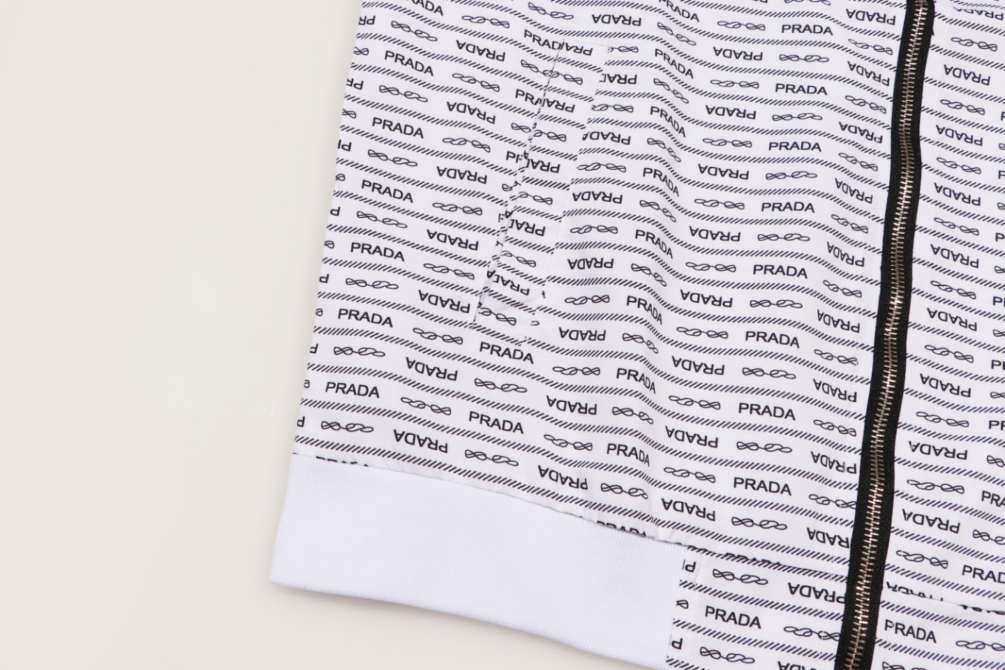 【PRADA  公式旗艦店】プラダ  ジャケット着 好評に付き再入荷 240826