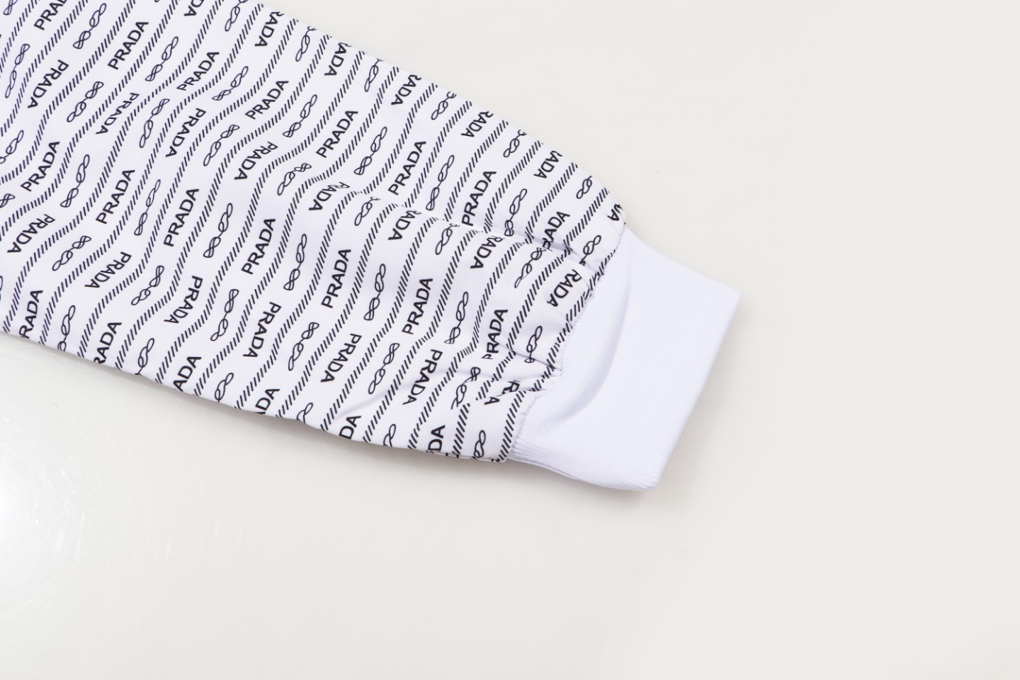 【PRADA  公式旗艦店】プラダ  ジャケット着 好評に付き再入荷 240826