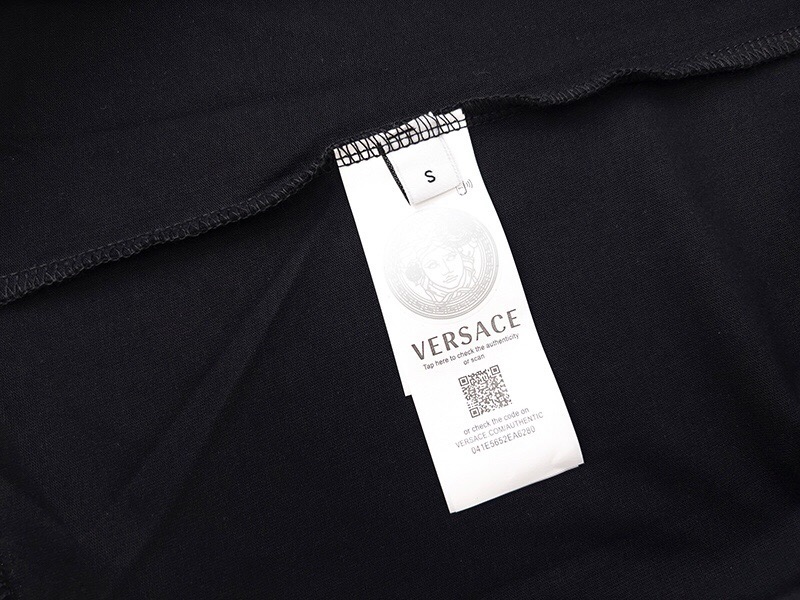 【VERSACE  公式旗艦店】ヴェルサーチ  Tシャツ ご好評に付き再入荷！
