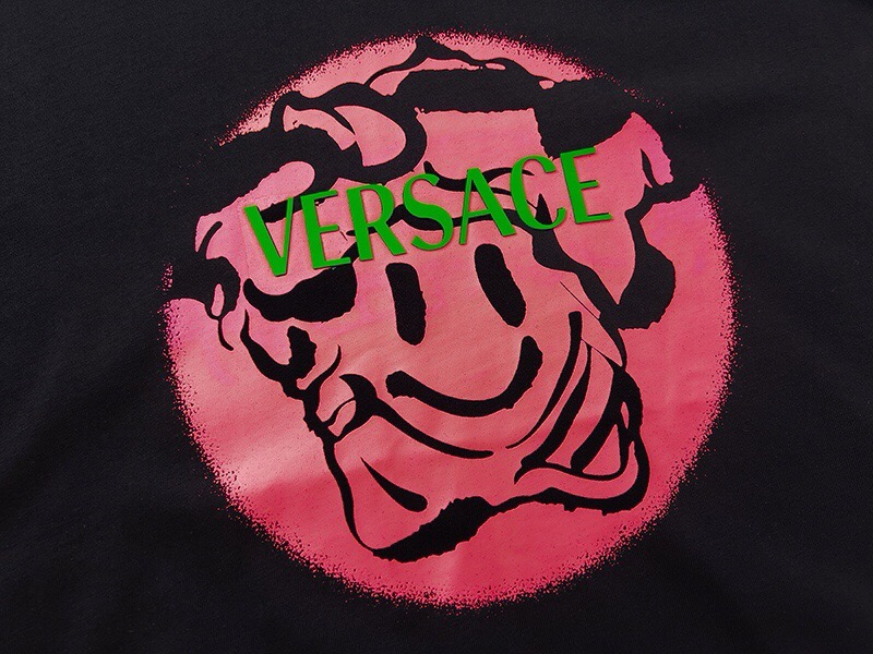【VERSACE  公式旗艦店】ヴェルサーチ  Tシャツ ご好評に付き再入荷！