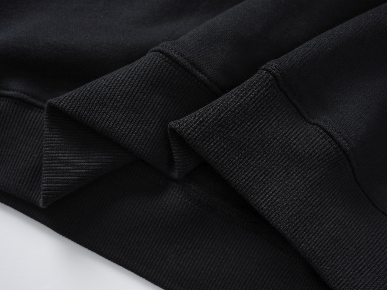 【BURBERRY 公式旗艦店】バーバリー  丸首の衛衣 スウェット ご好評に付き再入荷240829