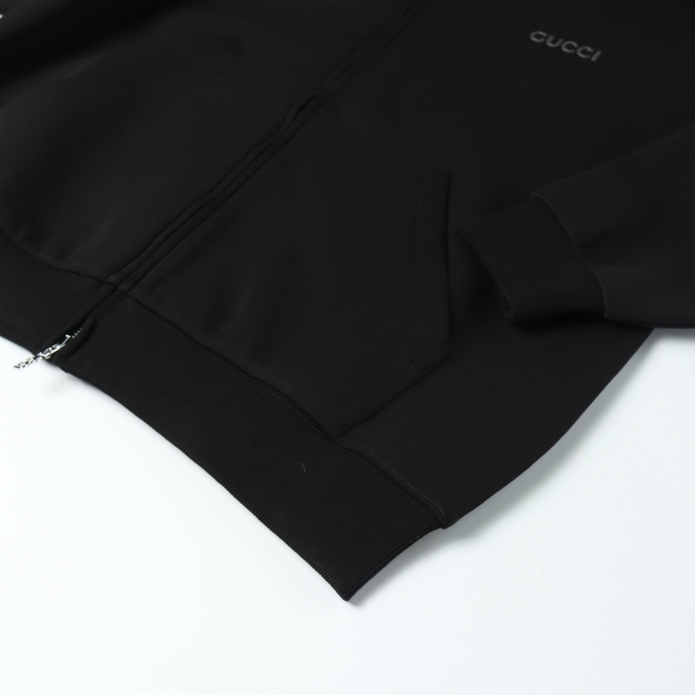 【GUCCI  公式旗艦店】グッチ 丸首の衛衣 スウェットご好評に付き再入荷 241113