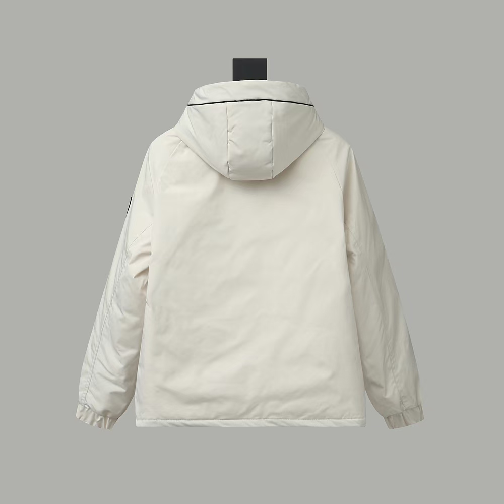 FENDI（フェンディ） ダウンジャケット  241112