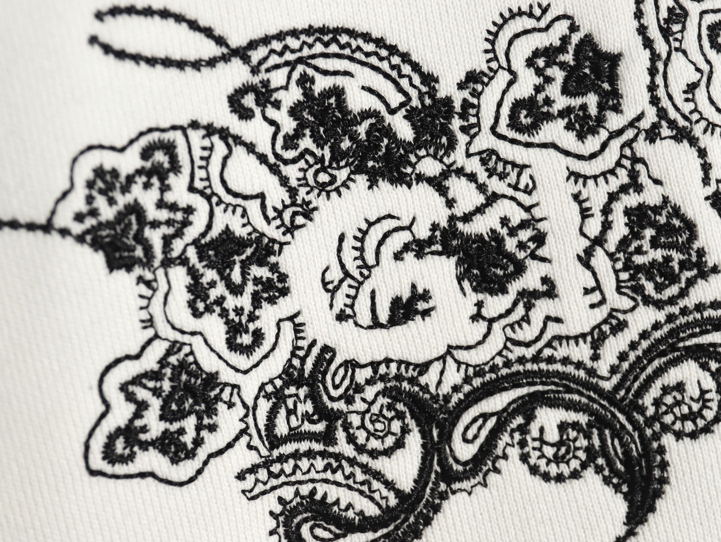 【GIVENCHY  公式旗艦店】ジバンシー 丸首の衛衣 スウェットご好評に付き再入荷！241122