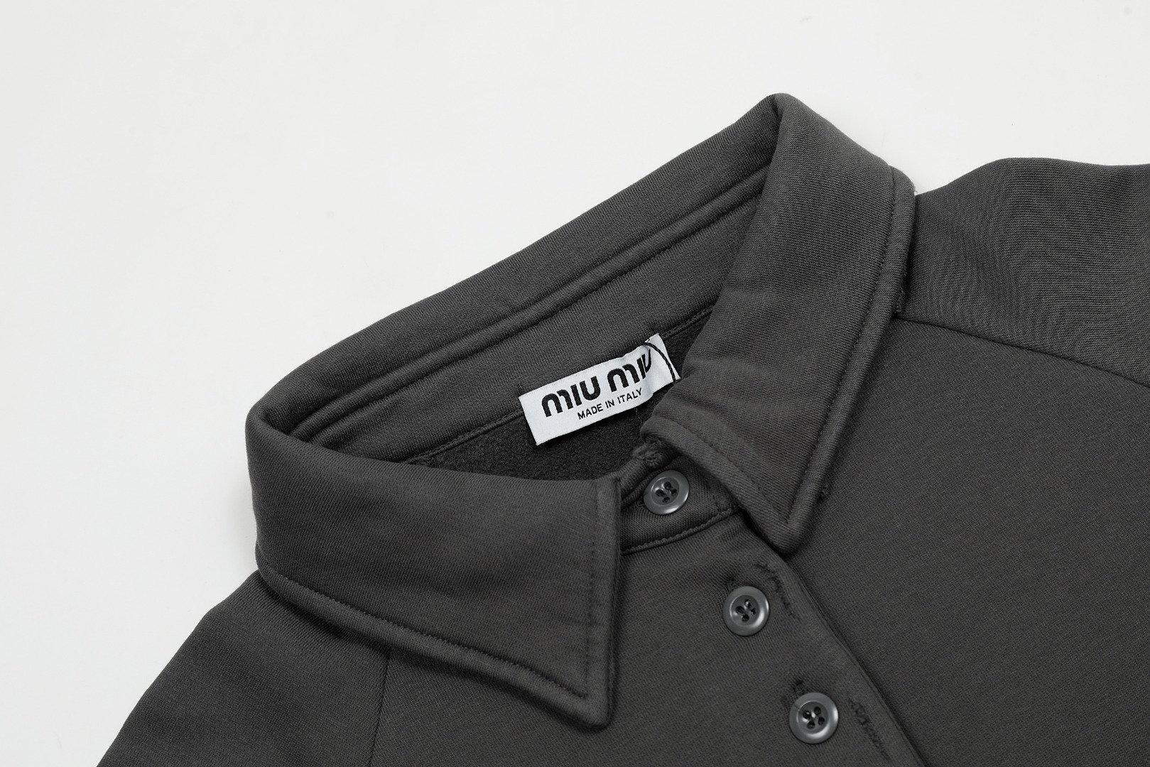 【Miumiu 公式旗艦店】ミュウミュウ  丸首の衛衣 スウェット ご好評に付き再入荷！241122