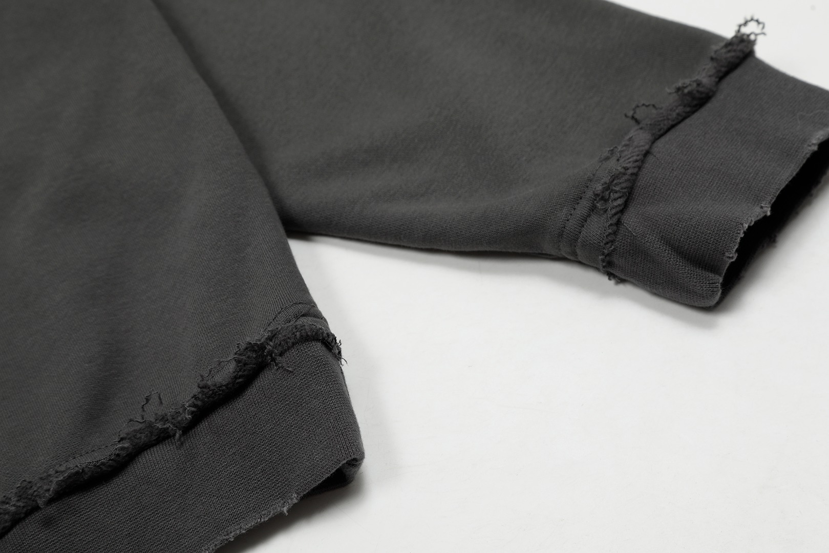 【Miumiu 公式旗艦店】ミュウミュウ  丸首の衛衣 スウェット ご好評に付き再入荷！241122