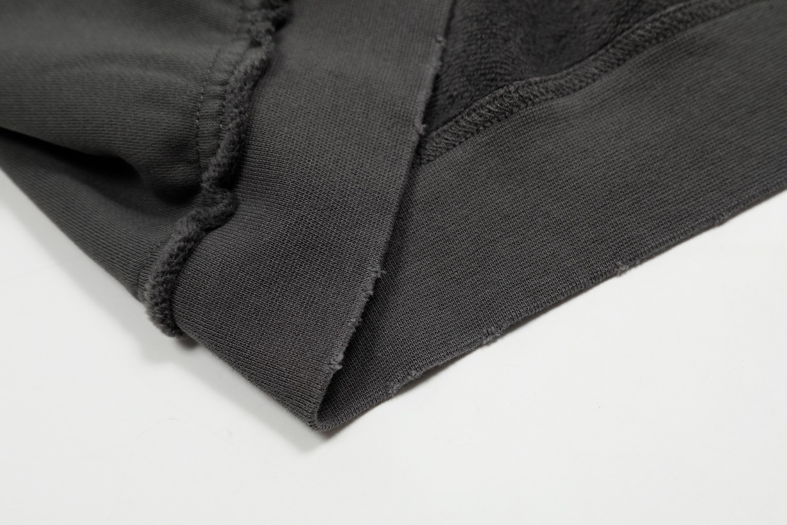 【Miumiu 公式旗艦店】ミュウミュウ  丸首の衛衣 スウェット ご好評に付き再入荷！241122