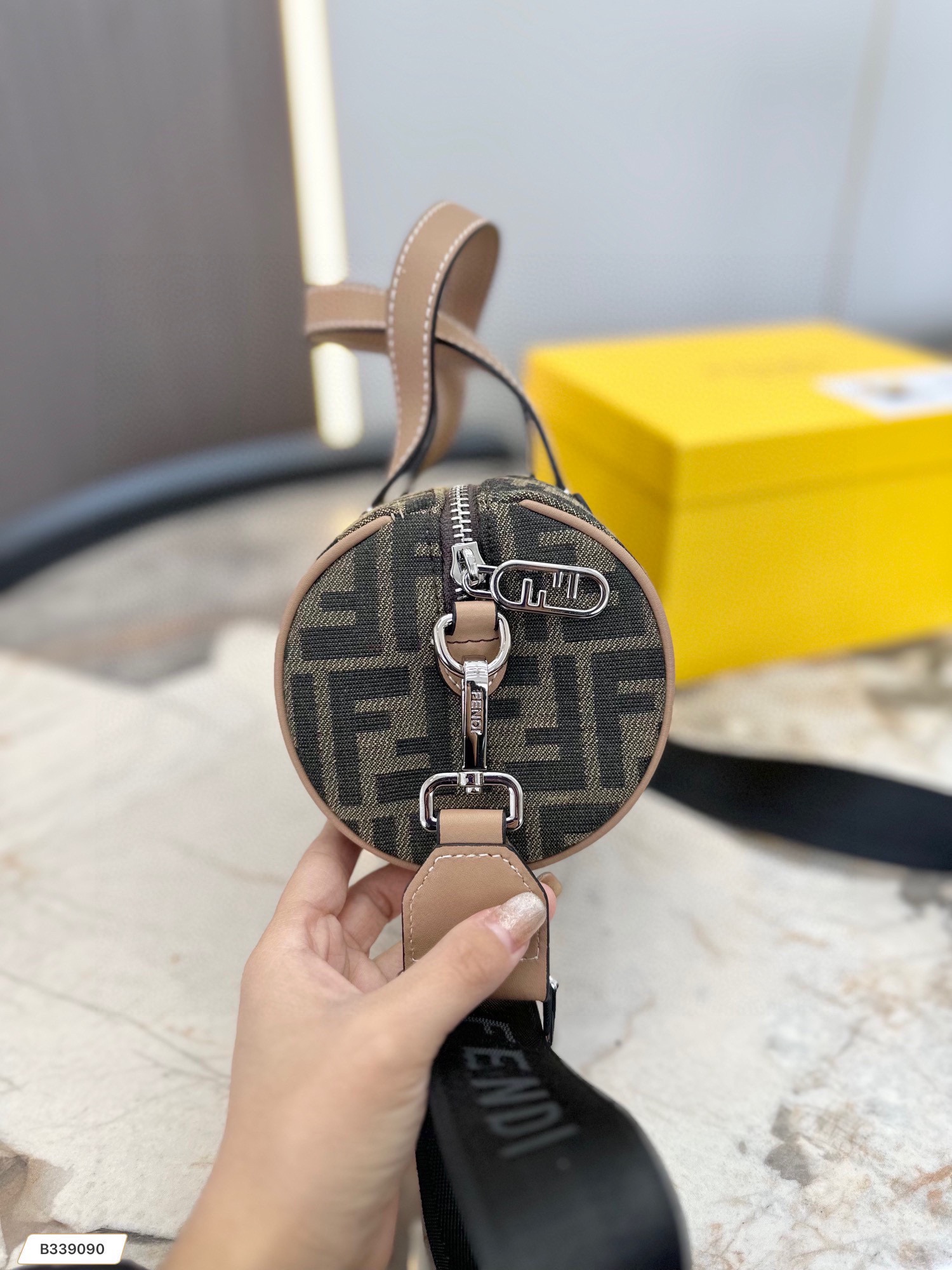 【FENDI  公式 旗艦店】フェンディ  ショルダーバッグ  当日出荷 好評に付き再入荷！21*12CM