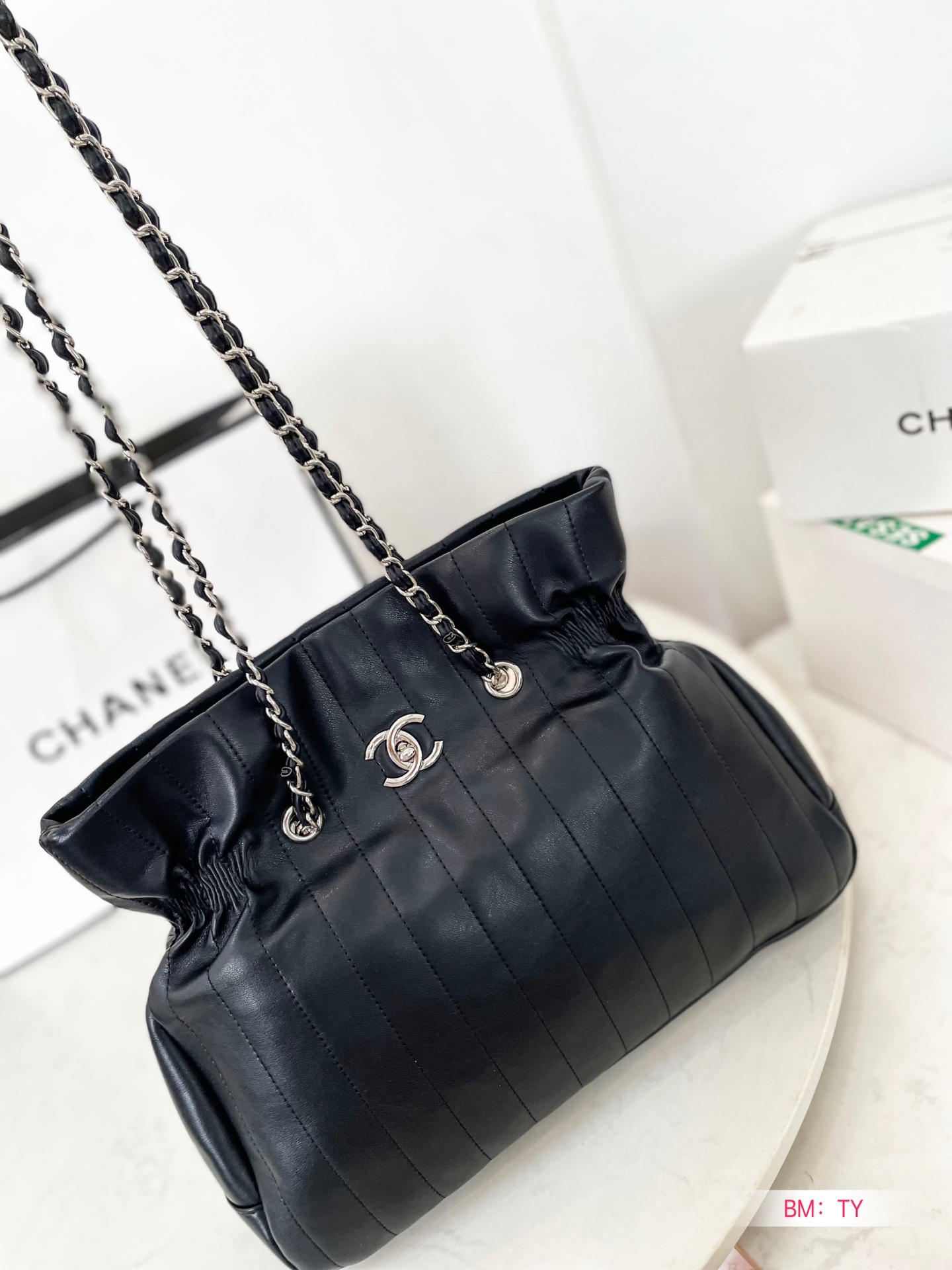 【CHANEL  公式 旗艦店】シャネル   ハンドバッグ当日出荷 好評に付き再入荷！37*29CM