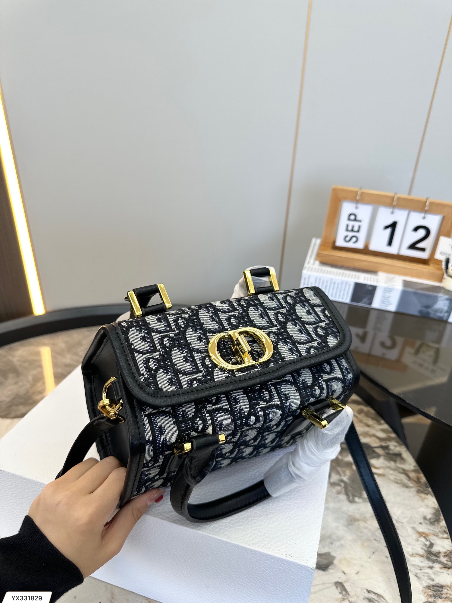 【DIOR  公式 旗艦店】ディオール   ショルダーバッグ 当日出荷 好評に付き再入荷！19*13CM