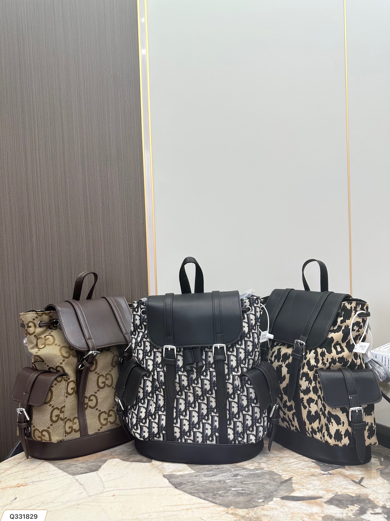 【DIOR  公式 旗艦店】ディオール  リュックサック   当日出荷 好評に付き再入荷！24*28CM
